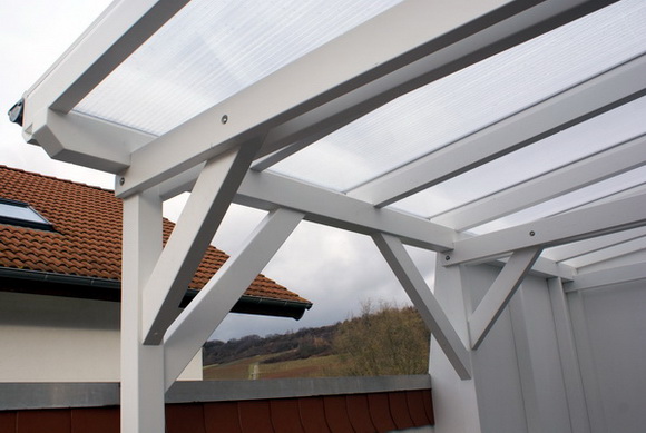 Konstruktion des Carports mit Doppelstegplatten und stabilen Hölzern Konstruktion des Carports mit Doppelstegplatten und stabilen Hölzern